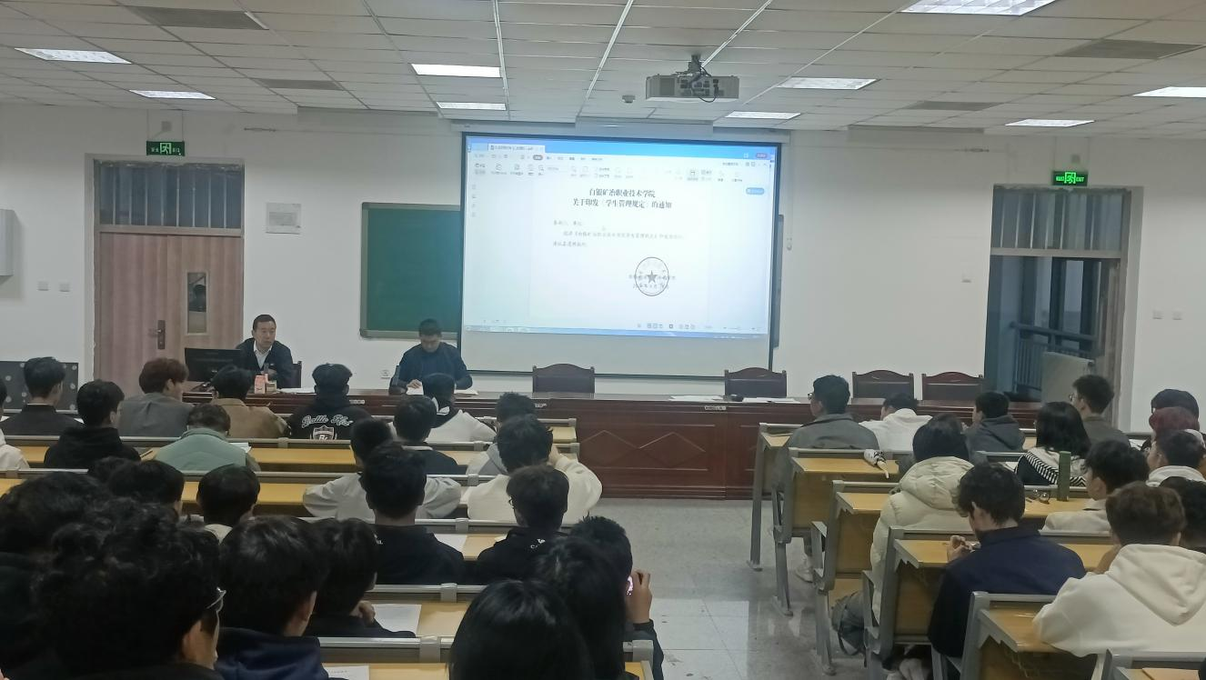 学院组织召开2025级学生干部座谈会