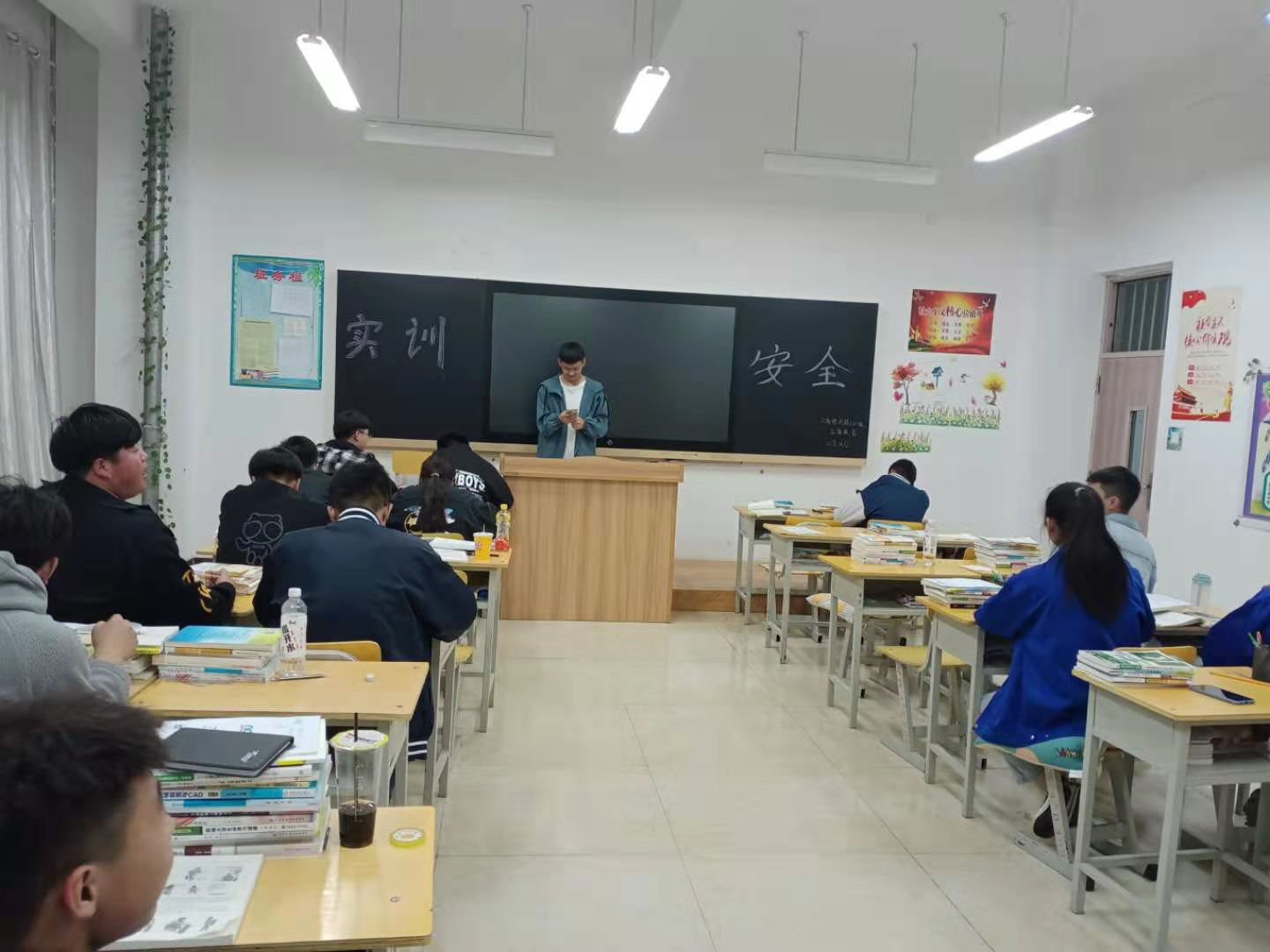 机电工程系各班开展安全教育活动