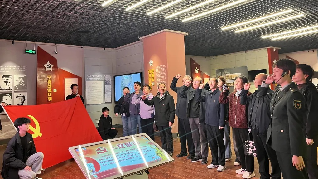 礼敬重阳寻红色足迹 青老携手承渡河精神——离退休党支部联合学院团委开展红色研学主题党日活动